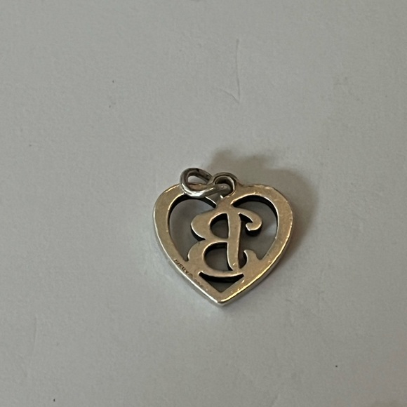 Cute!! Letter “B” heart charm - Picture 3 of 4